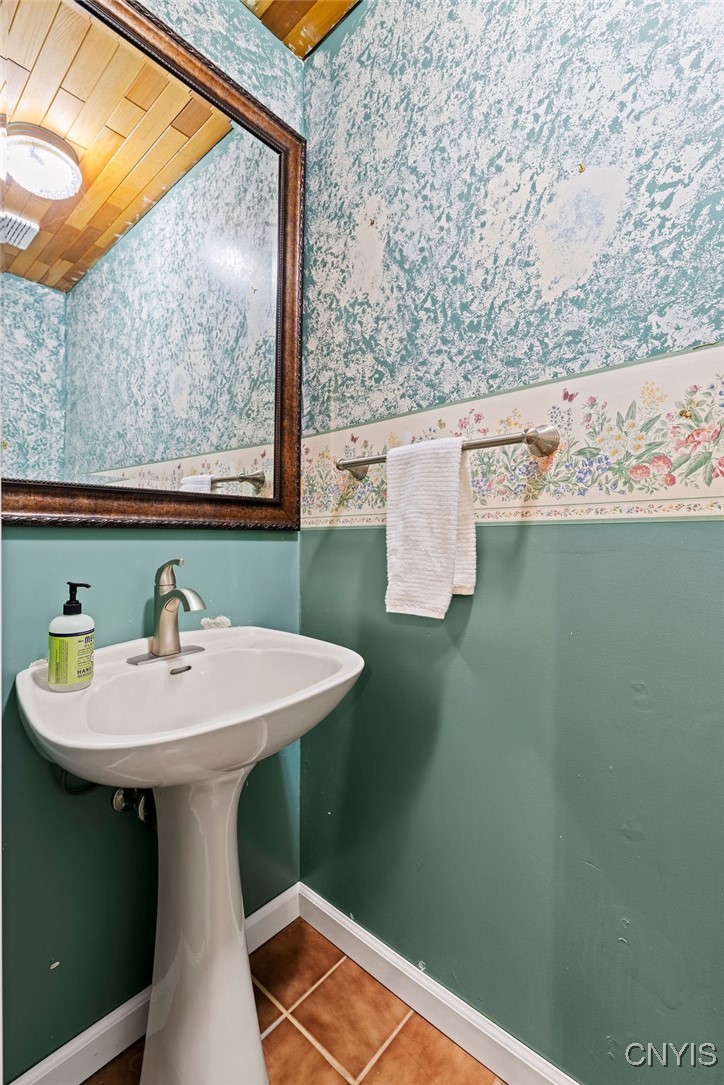 808 Velasko Road, Unit S Syracuse, NY 13207 - Photo 23 of 50 Main floor half bath