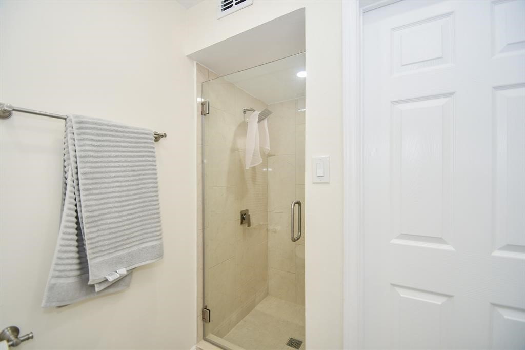 6304 Riverview Way Houston, TX 77057 - Photo 17 of 28