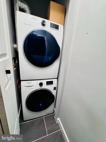 a close up view of a washer and dryer
