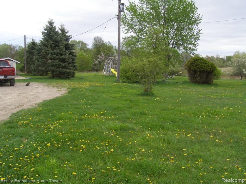 8220 Logana Road Avoca, MI 48006 - Photo 4 of 15 P5120213.jpg