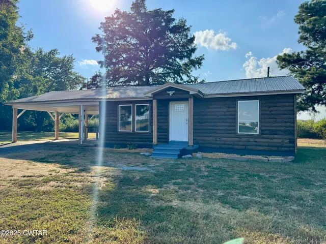 a view of front of a house with a yard