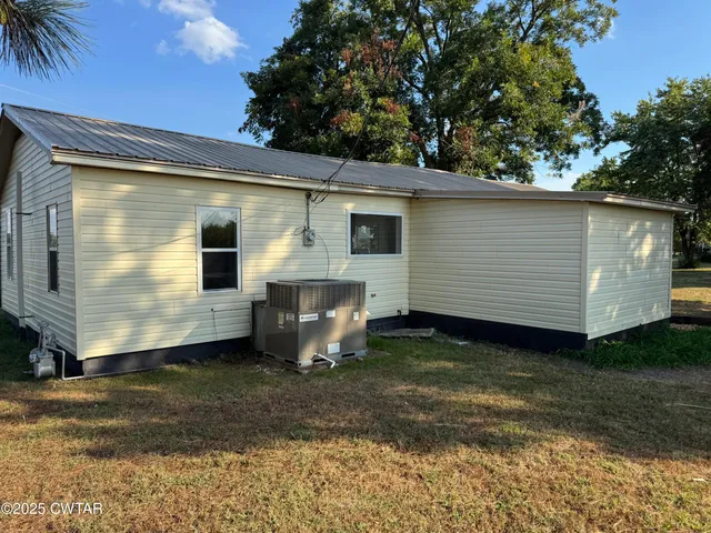 a view of a back yard of the house