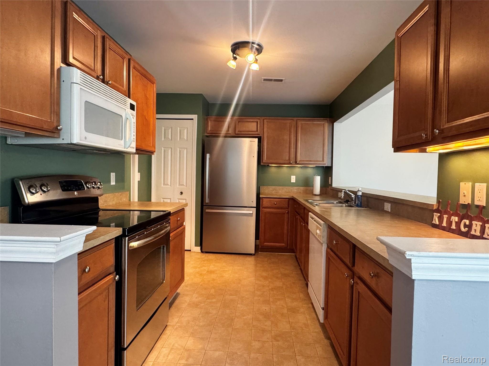 45997 Rhodes Drive Macomb, MI 48044 - Photo 18 of 23 IMG_0600.jpeg