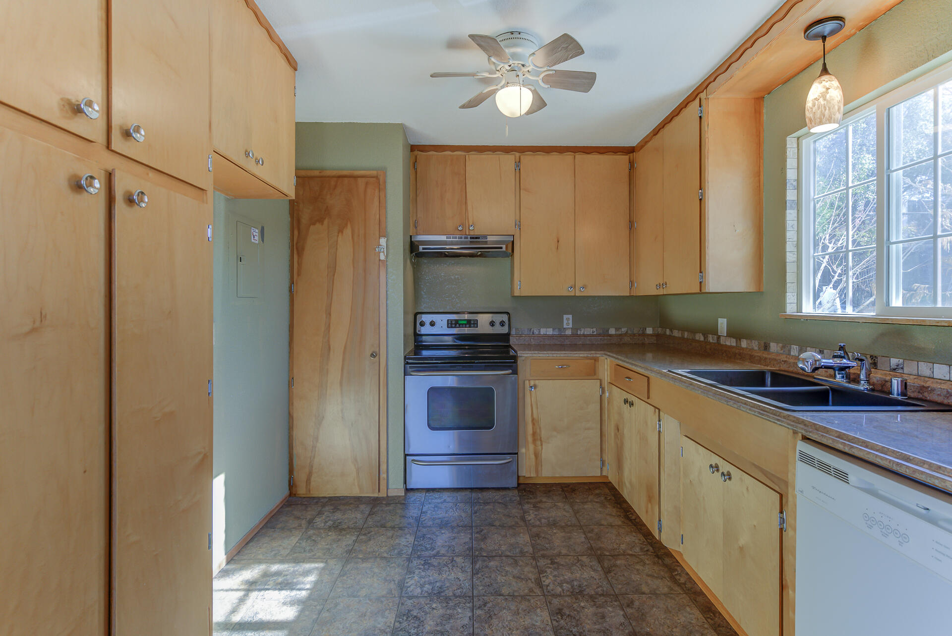 22065 Loop Drive Redding, CA 96003 - Photo 8 of 32 MYS09370_1_2