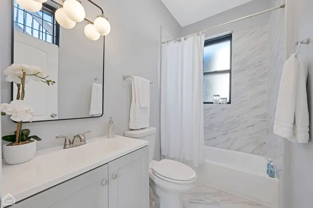 $2,695 | 4351 South King Drive, Unit 2, Chicago, IL 60653