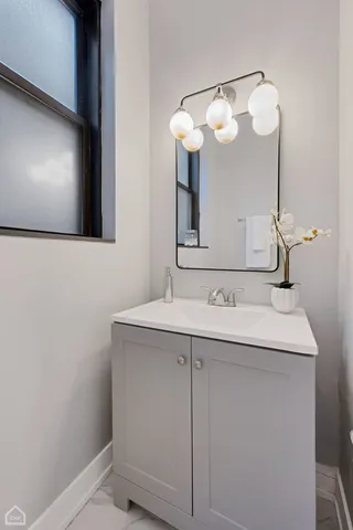 $2,695 | 4351 South King Drive, Unit 2, Chicago, IL 60653