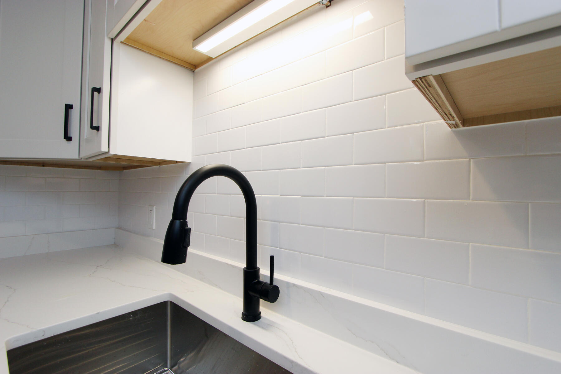 42 Old Colony Way, Unit 30 Orleans, MA 02653 - Photo 4 of 36 a bathroom with a bathtub