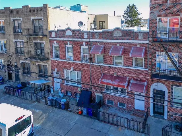 a large building with a lot of windows