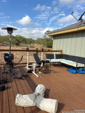 a view of a back yard