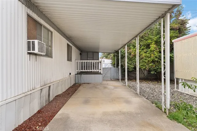 a view of a house with backyard and garden