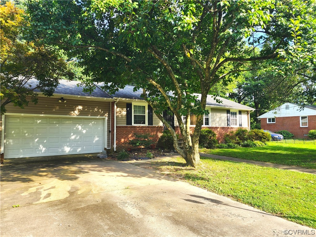 a view of a house with a yard