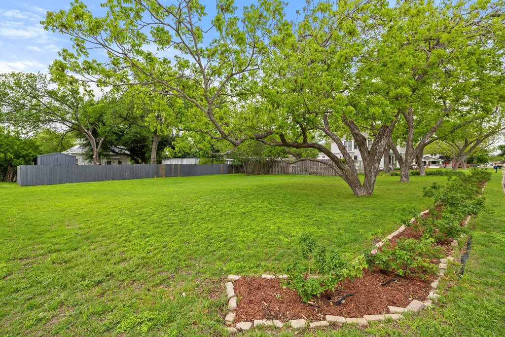 819 Hackberry Street Taylor, TX 76574 - Photo 38 of 40 Room to grow!