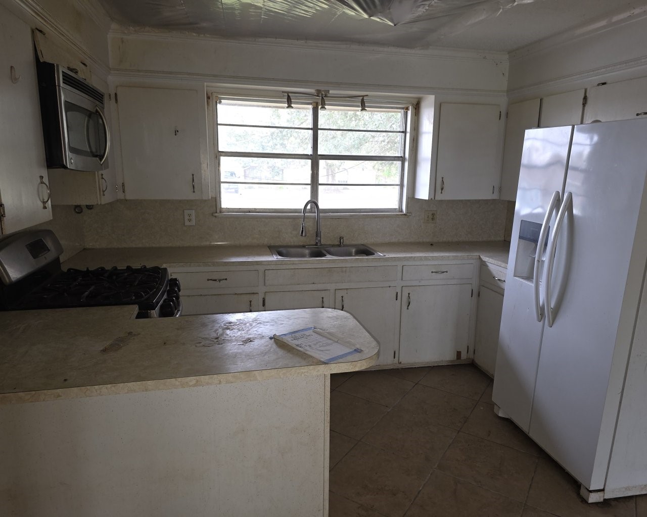 408 Dwyer Street Angleton, TX 77515 - Photo 5 of 17 Lots of counter space