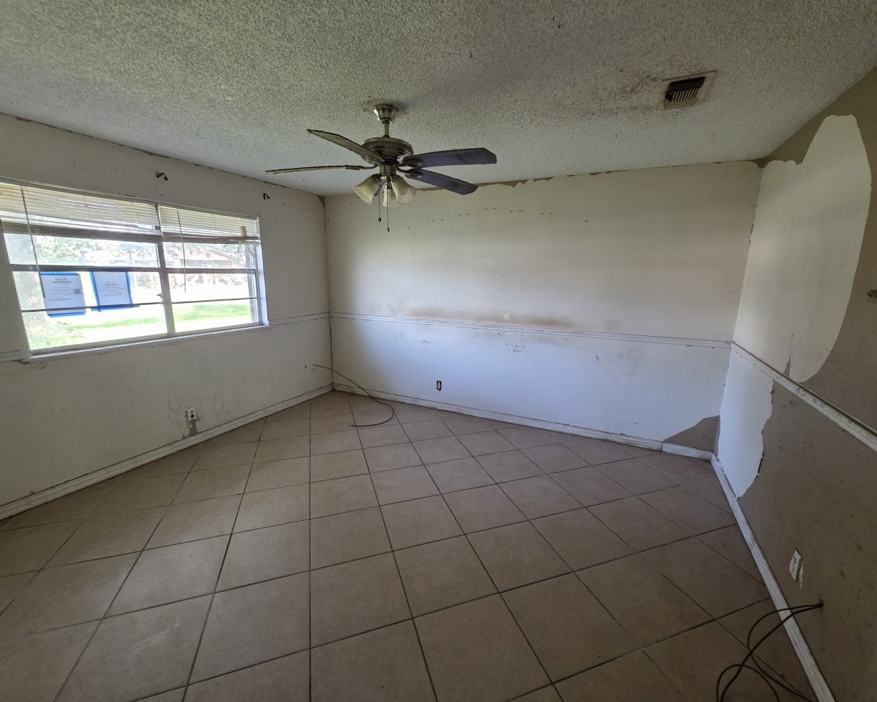 408 Dwyer Street Angleton, TX 77515 - Photo 7 of 17 Front room could be used for dining or an office
