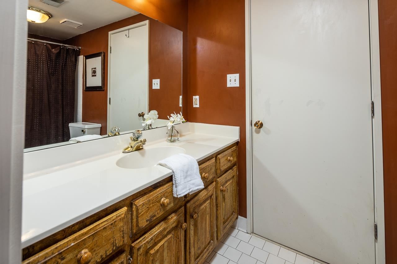 4411 Walnut Grove Road Memphis, TN 38117 - Photo 17 of 24 Bath #2 Has Private Access for Bedroom #2.