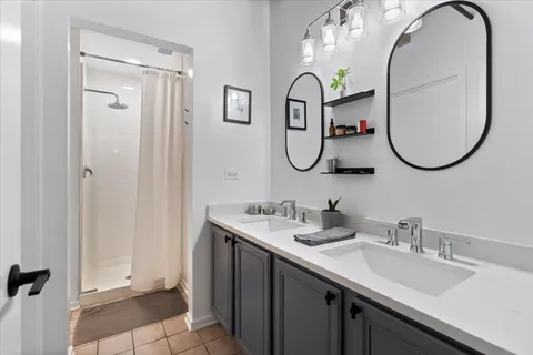 $490,000 | 420 West Ontario Street, Unit 202, Chicago, IL 60654