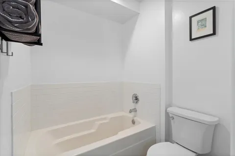 $490,000 | 420 West Ontario Street, Unit 202, Chicago, IL 60654