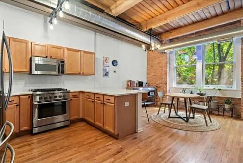 $490,000 | 420 West Ontario Street, Unit 202, Chicago, IL 60654