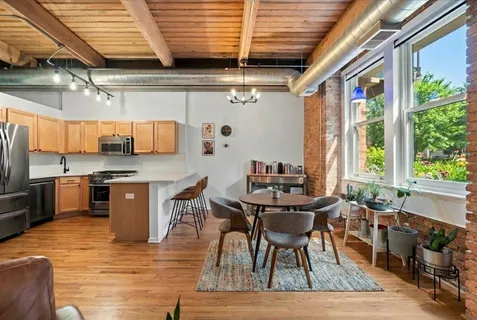 $490,000 | 420 West Ontario Street, Unit 202, Chicago, IL 60654