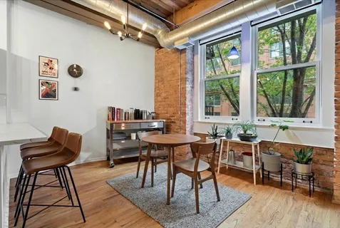 $490,000 | 420 West Ontario Street, Unit 202, Chicago, IL 60654