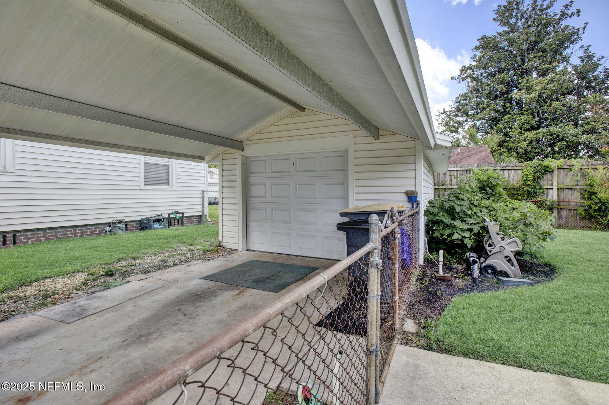 1105 South Shores Road Jacksonville, FL 32207 - Photo 21 of 31 a backyard of a house with a garden and plants