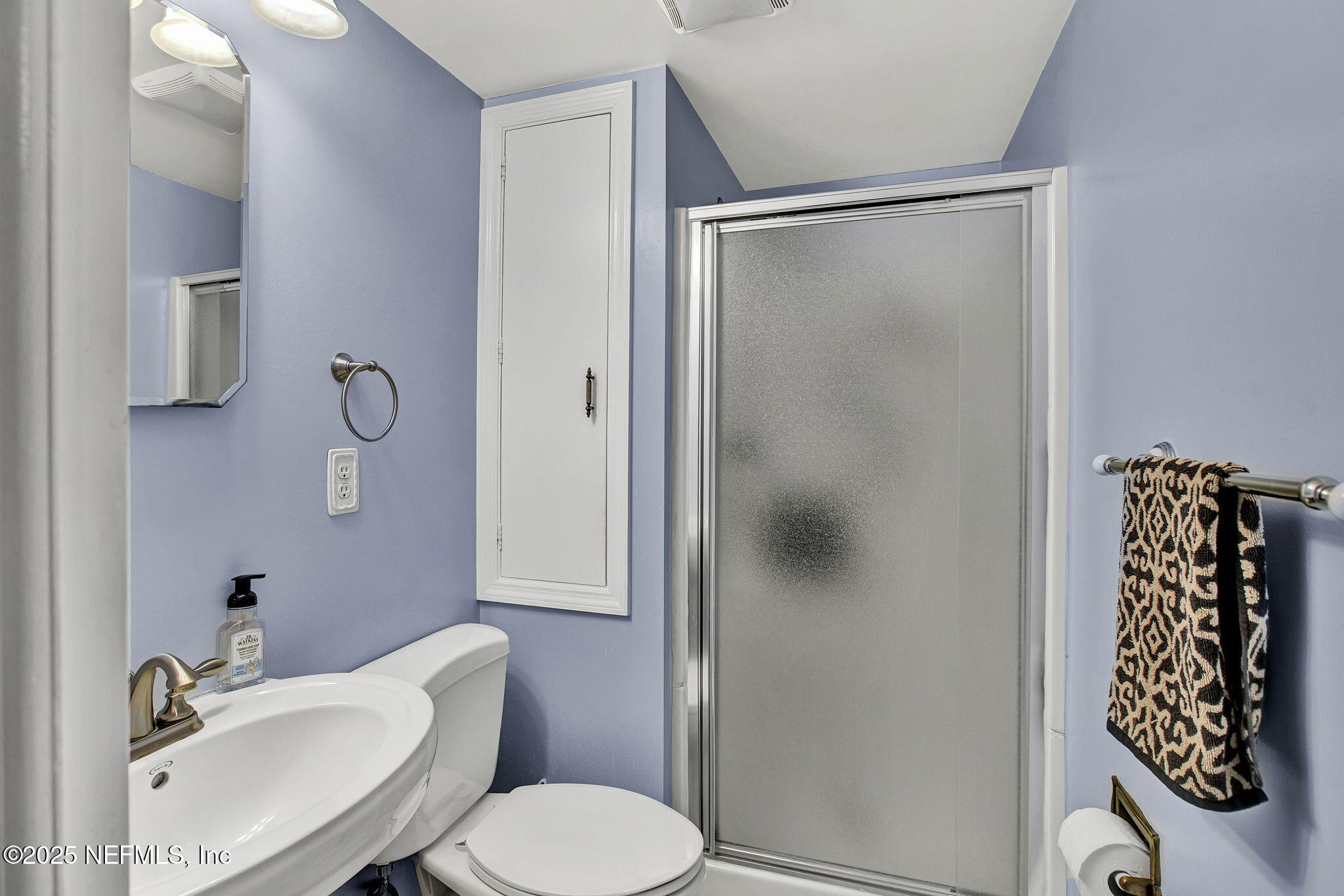 1105 South Shores Road Jacksonville, FL 32207 - Photo 27 of 31 a bathroom with a sink toilet and shower