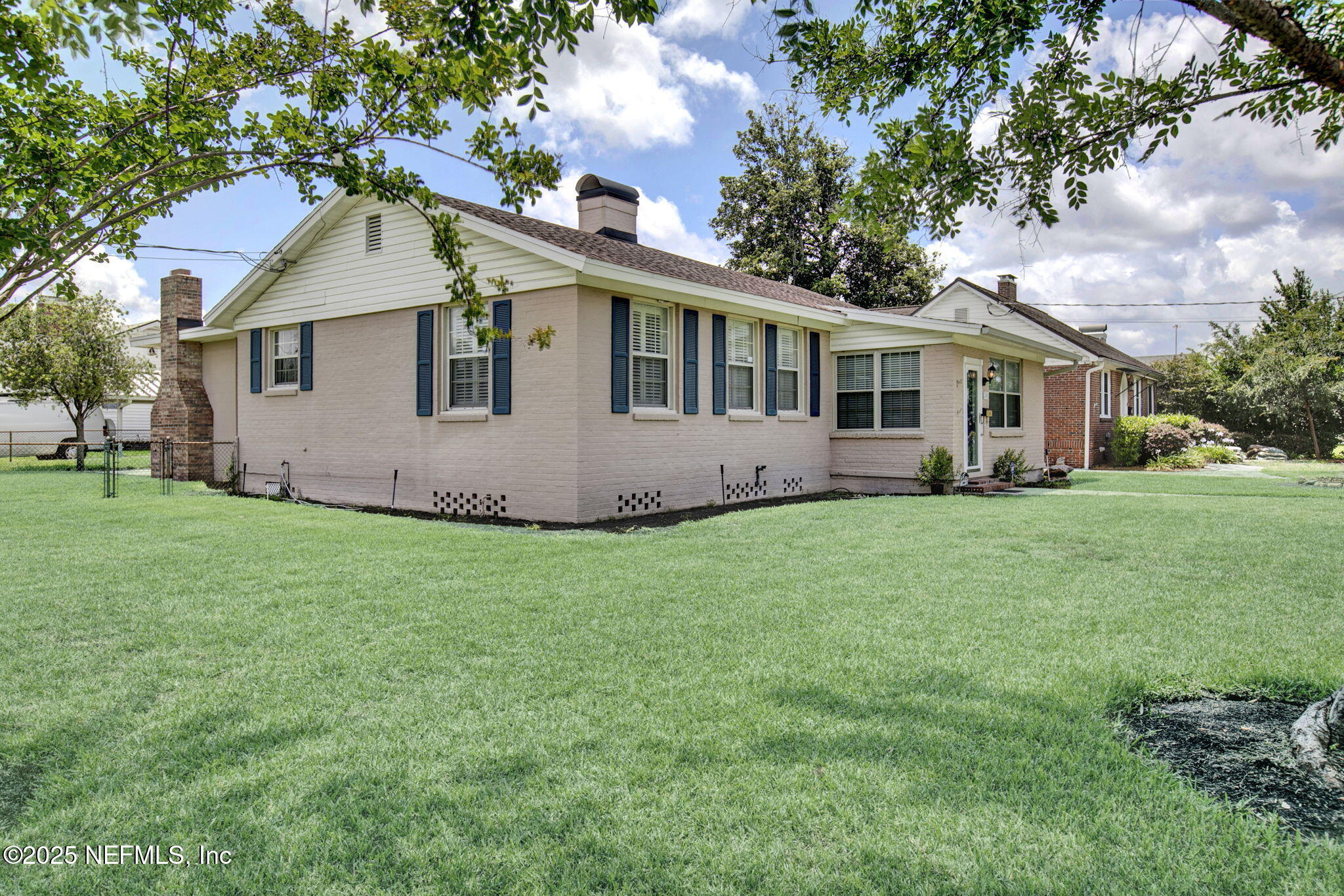 1105 South Shores Road Jacksonville, FL 32207 - Photo 4 of 31 a front view of house with yard and green space