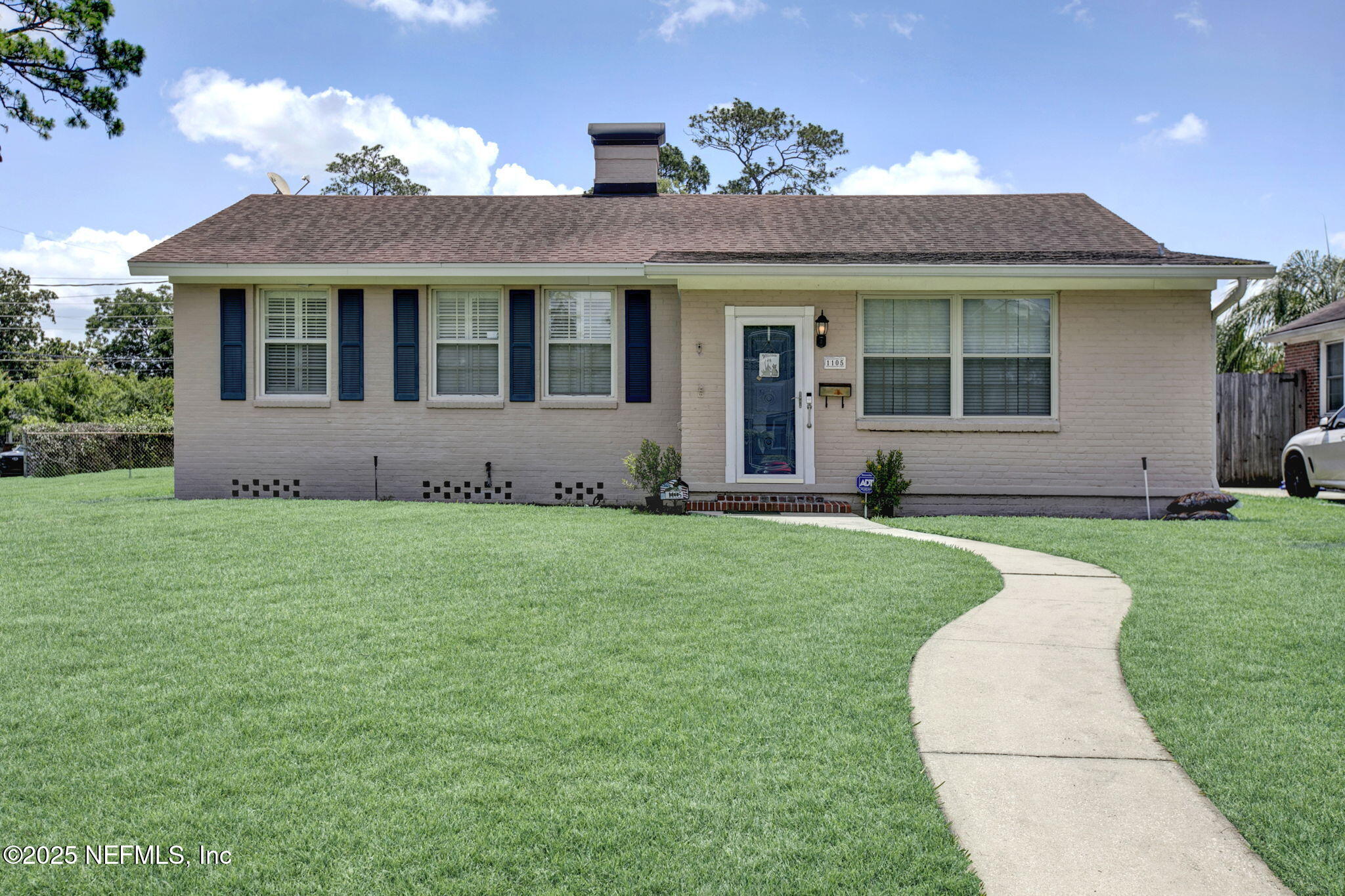 1105 South Shores Road Jacksonville, FL 32207 - Photo 6 of 31 a front view of a house with a garden