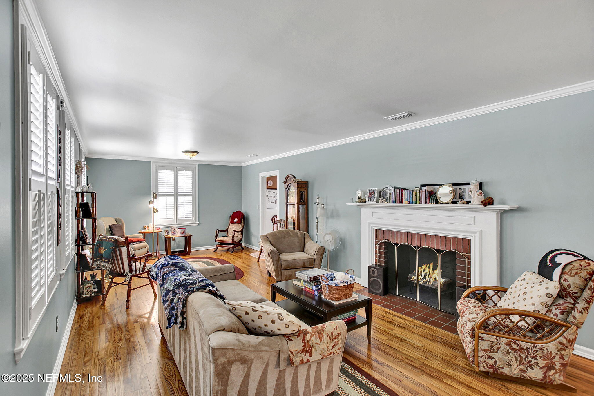 1105 South Shores Road Jacksonville, FL 32207 - Photo 8 of 31 a living room with furniture fireplace and a fireplace