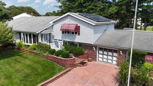 a view of front a house with a yard