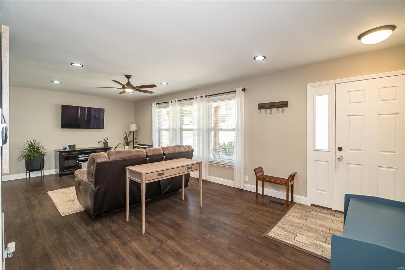 2968 Spring Water Drive St. Louis, MO 63129 - Photo 9 of 44