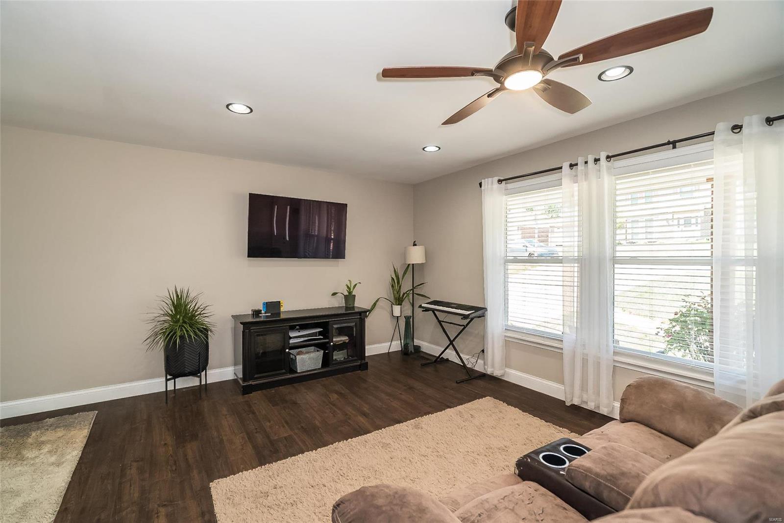 2968 Spring Water Drive St. Louis, MO 63129 - Photo 10 of 44