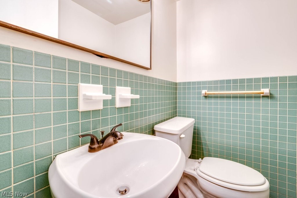 3033 Keswick Road Cleveland, OH 44120 - Photo 13 of 33