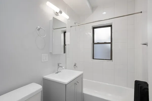 $2,200 | 7512 North Eastlake Terrace, Unit 2E, Chicago, IL 60626