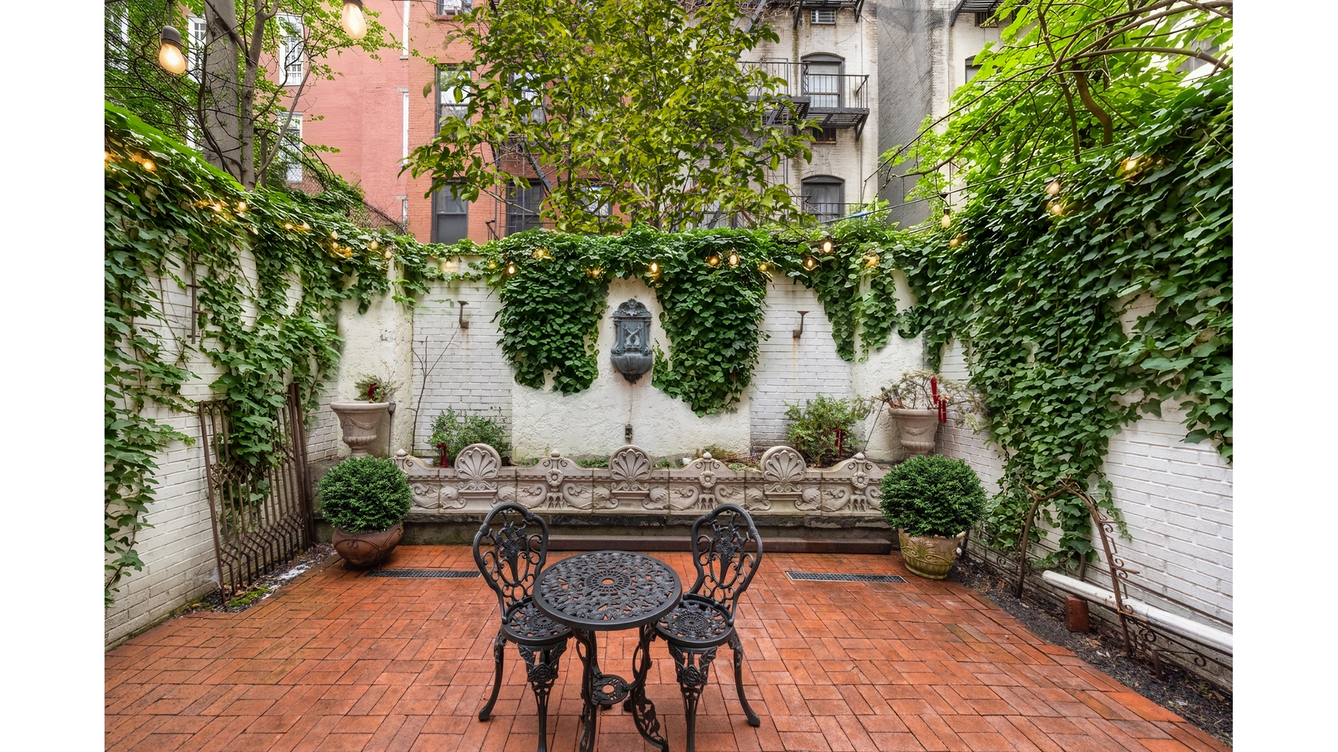 412 East 89th Street Manhattan, NY 10128 - Photo 5 of 25 a view of an outdoor space with seating area