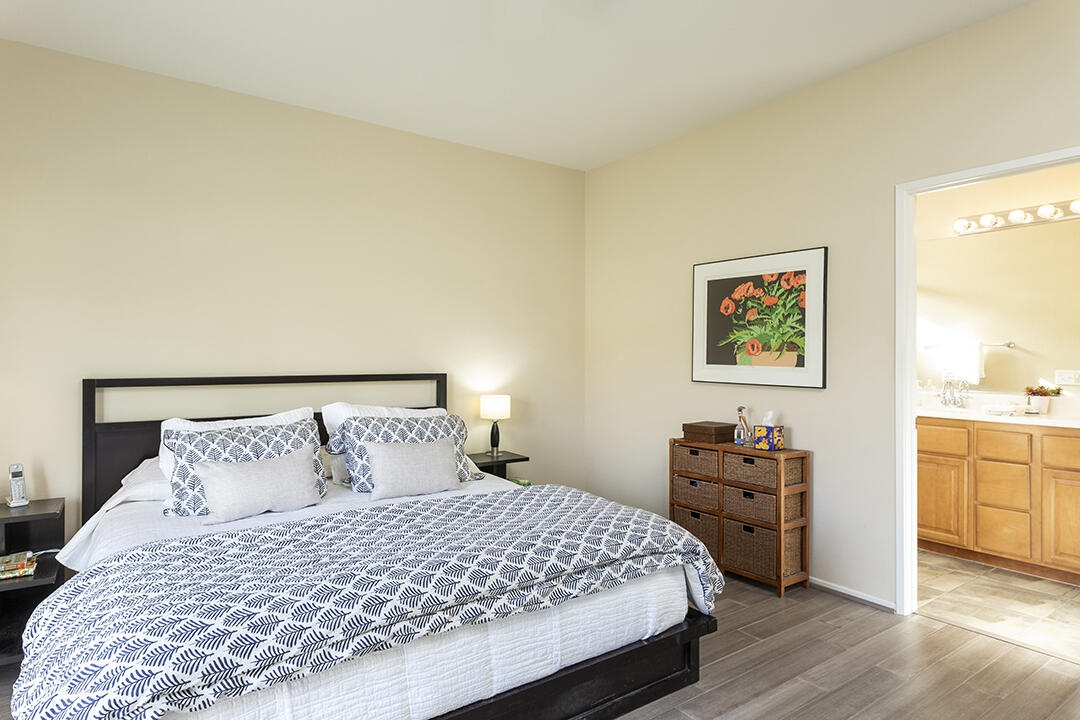 1280 Oro Ridge Palm Springs, CA 92262 - Photo 25 of 46 a bedroom with a bed and a desk