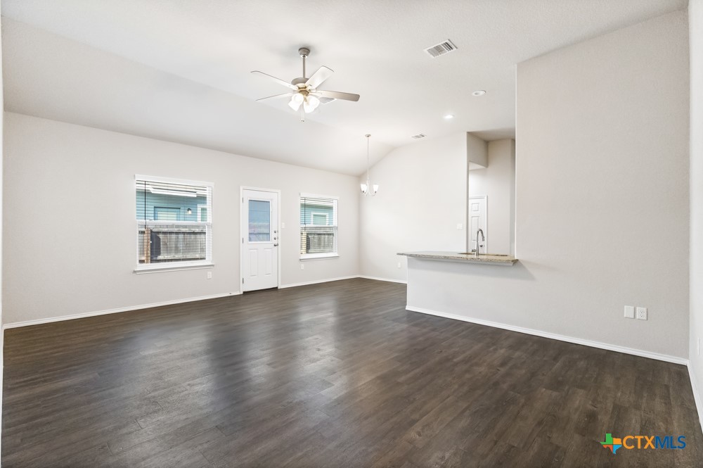 636 Heathers Way Seguin, TX 78155 - Photo 5 of 25