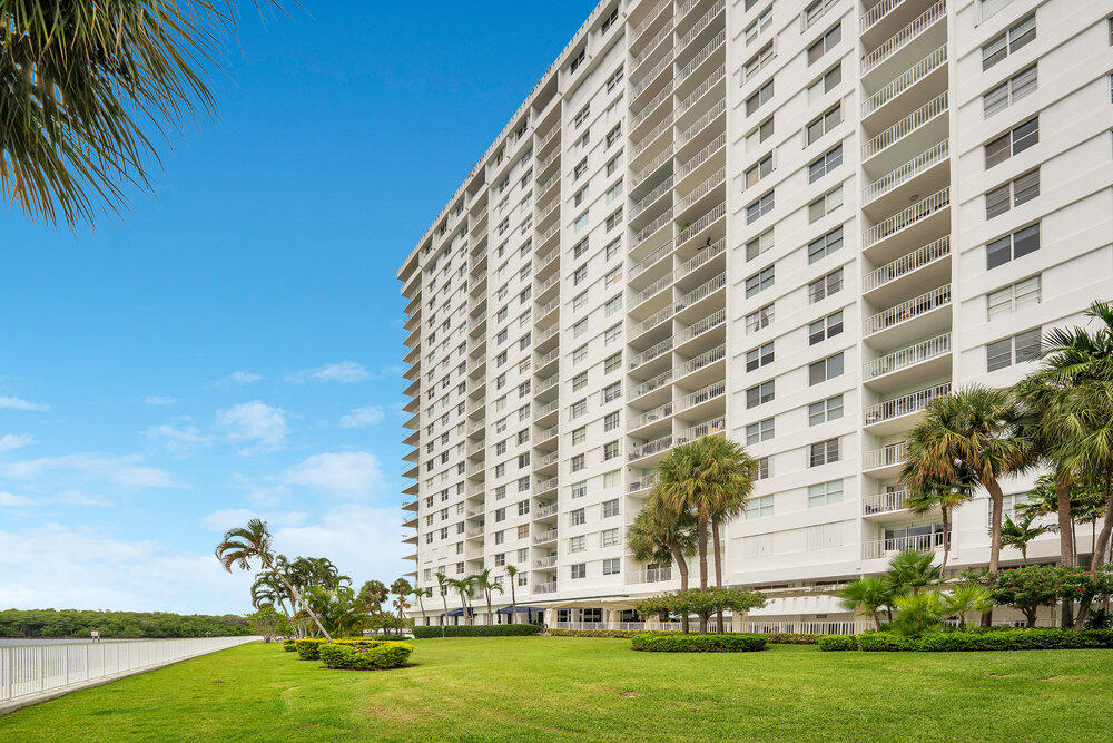 500 Bayview Drive, Unit 1521 Sunny Isles Beach, FL 33160 - Photo 28 of 31 a building with garden view