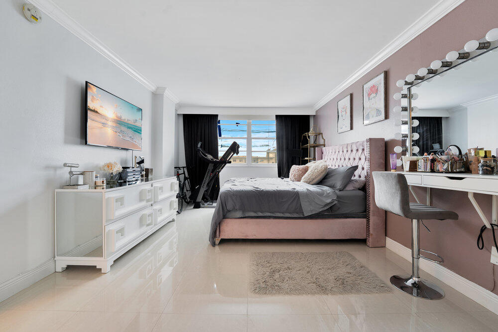 500 Bayview Drive, Unit 1521 Sunny Isles Beach, FL 33160 - Photo 10 of 31 a living room with furniture and a kitchen