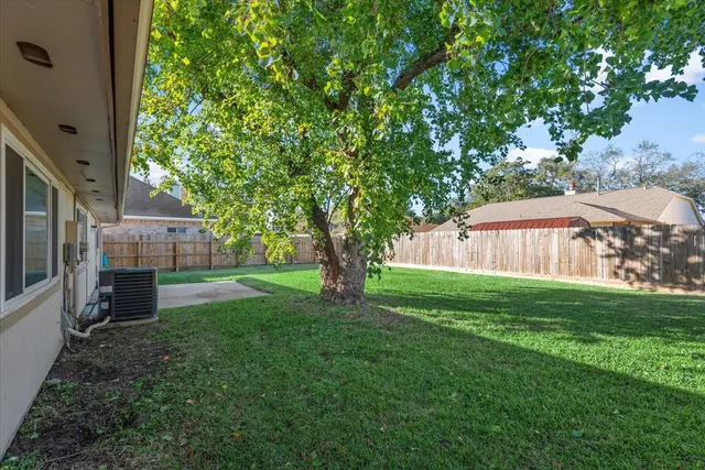 a view of a house with backyard and garden