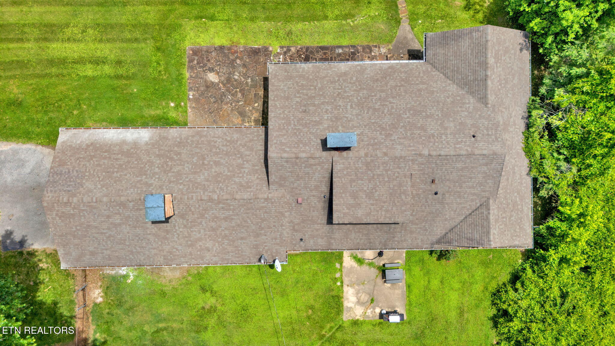 508 Brandonwood Road Kingsport, TN 37660 - Photo 11 of 57 11-web-or-mls-DJI_20240124035115_0114_D