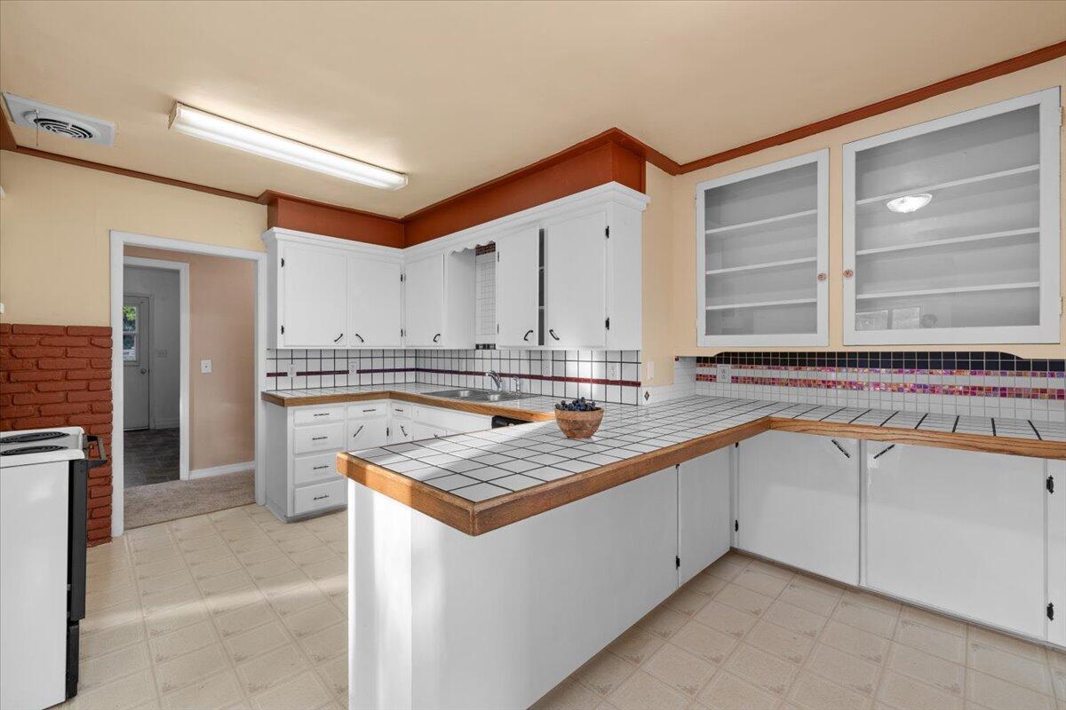 202 Pleasant View Talent, OR 97540 - Photo 18 of 65 Kitchen