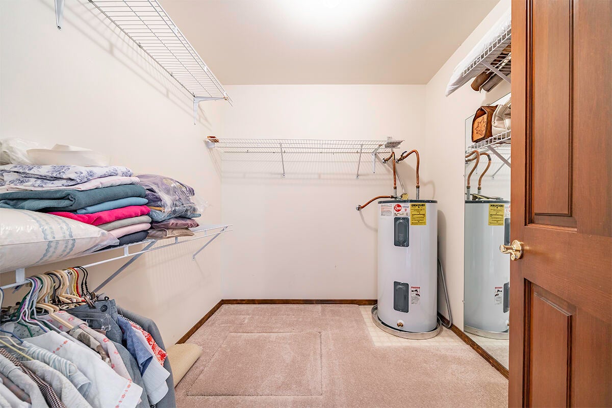 7255-7277 Upper Applegate Road Jacksonville, OR 97530 - Photo 19 of 36 MASTER CLOSET