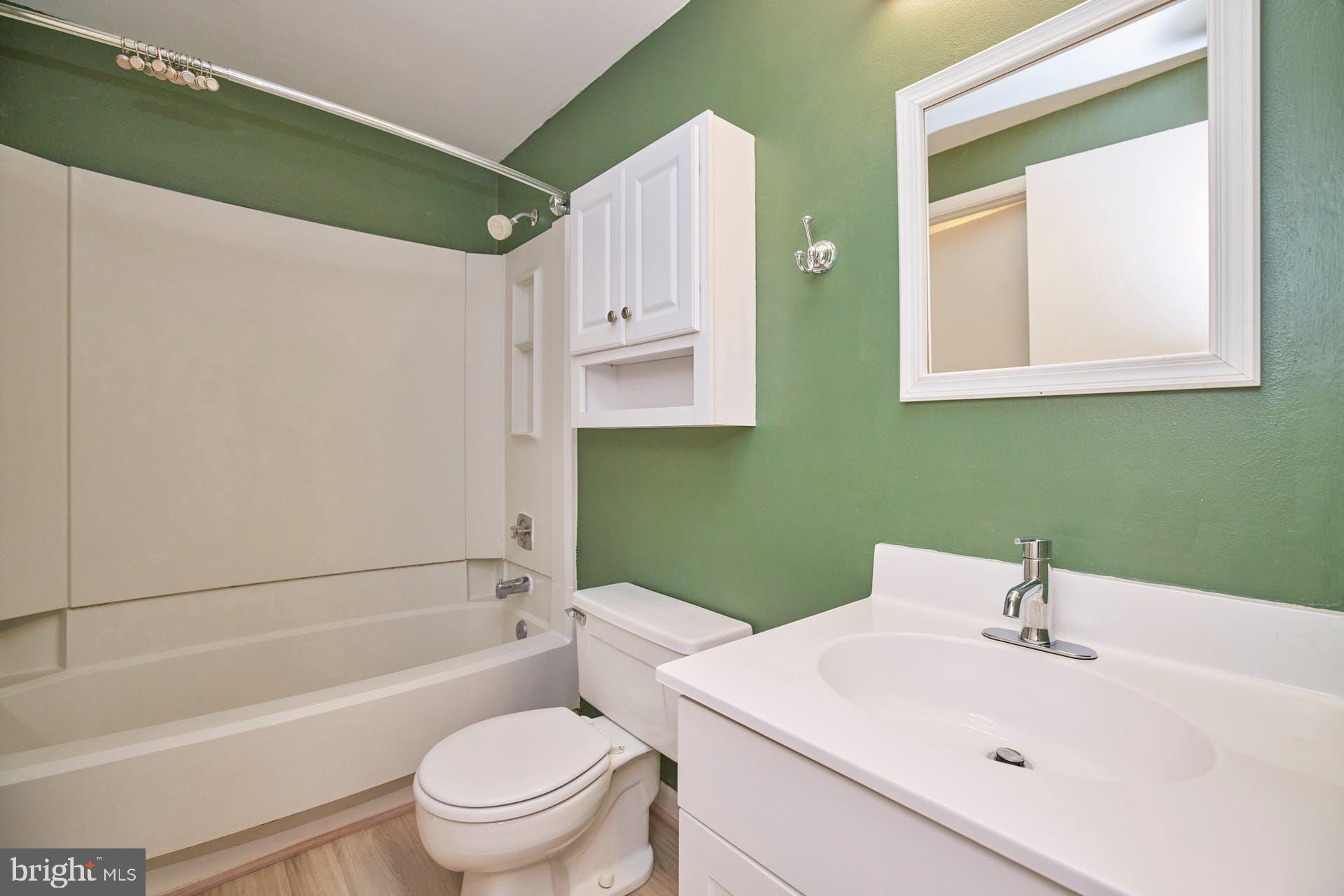 8046 Grandview Court Springfield, VA 22153 - Photo 20 of 31 Upper Level Bathroom