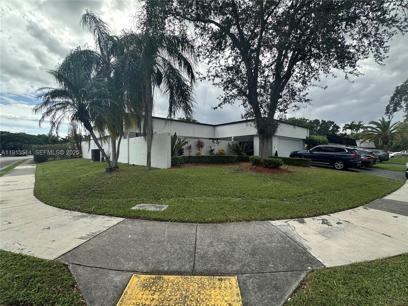 11370 Southwest 113th Terrace Miami, FL 33176 - Photo 5 of 27 front view of a house with a yard