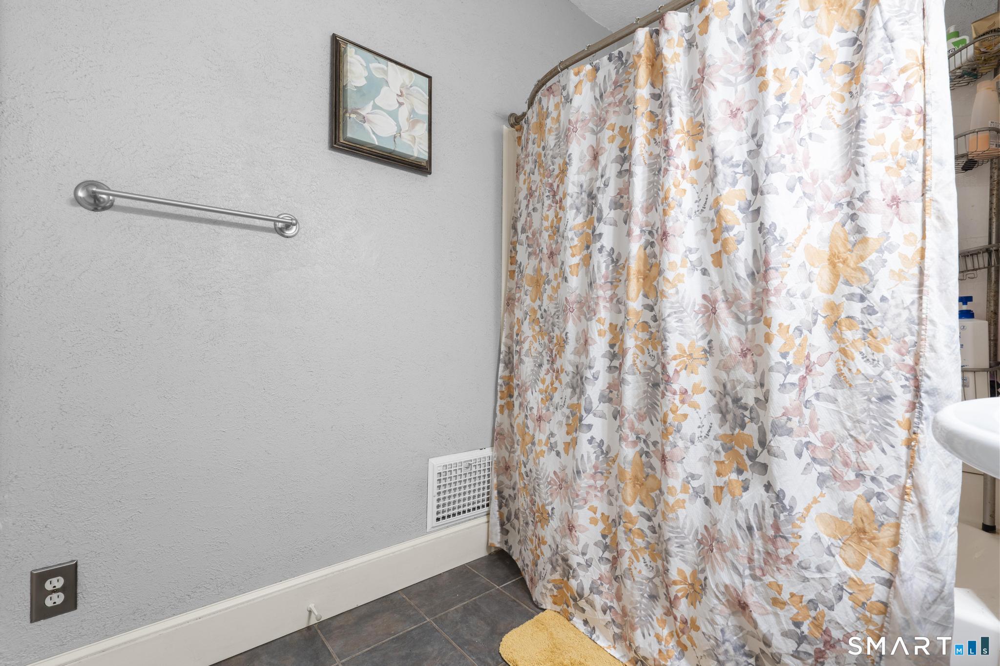 3 Anderson Street Manchester, CT 06040 - Photo 25 of 40