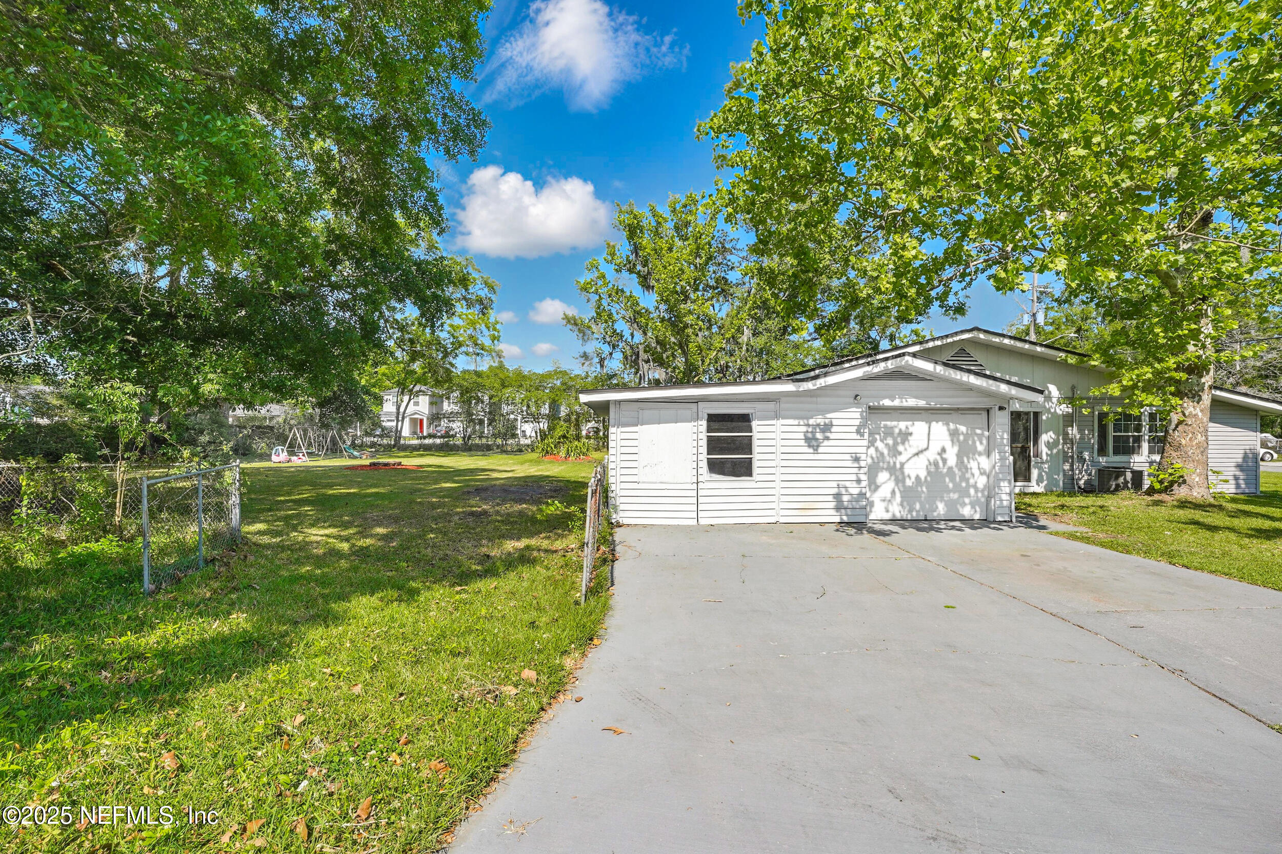 5388 Woodcrest Road Jacksonville, FL 32205 - Photo 33 of 47 SIDE ENTRY DRIVEWAY