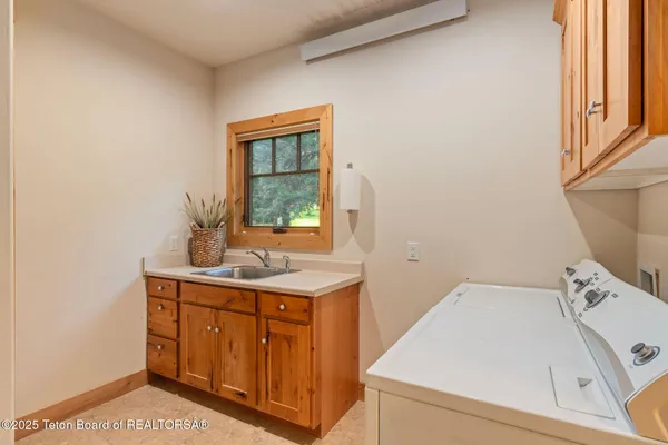 $1,495,000 | 445 Aspen Ridge Trail, Alpine, WY 83128