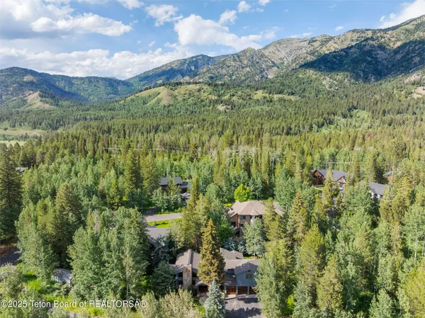 $1,495,000 | 445 Aspen Ridge Trail, Alpine, WY 83128