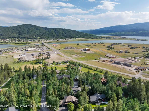 $1,495,000 | 445 Aspen Ridge Trail, Alpine, WY 83128